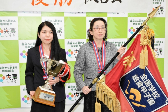 全国学校給食甲子園で優勝した山崎学校給食センターの世良光さん（右）と安原風花さん＝宍粟市役所