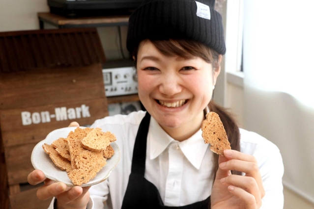 「播磨灘牡蠣ラスク」がグランプリに輝いた喜多マリコさん。全て手作りしている＝相生市相生