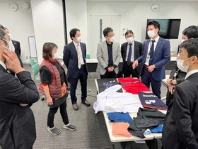 抗菌技術に関して意見交換する小林製薬の社員と宍粟市の酒蔵の代表ら＝宍粟市役所（提供）