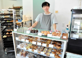ほっぺたぱんを開店した西角佳祐さん＝赤穂市加里屋