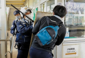 不審者役を取り押さえる相生署員＝上郡町大持