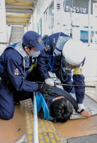 不審者役を取り押さえる相生署員＝上郡町大持
