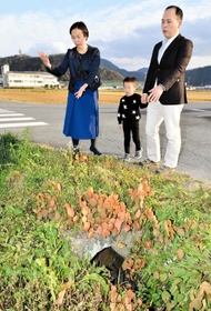 男性が転落した場所付近で状況を説明する（左から）村上文子さん、暁彦ちゃん、良機さん＝宍粟市