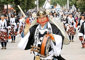 大石内蔵助役の高橋英樹さんを先頭に進んだ２０１９年の義士行列