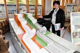 模型を用いた実験で樹木の防災・減災力などを調べる山瀬敬太郎さん＝森林林業技術センター