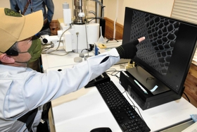 電子望遠鏡で樹木の組織を調べ、多彩な研究につなげる＝森林林業技術センター