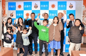 赤穂義士祭当日に積み木対決をする児童チームと市役所チーム＝赤穂市役所