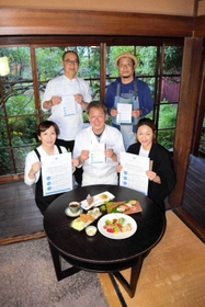 連携してコース料理を提供する吉田元幸さん（後列左）ら＝たつの市龍野町川原町（主催者提供）