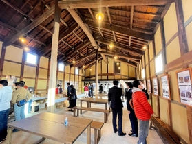 蔵の広々とした空間を生かした休憩所＝たつの市龍野町下川原