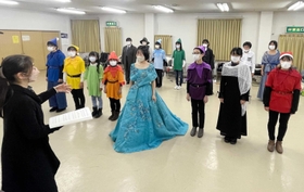 ミュージカルの練習に熱を入れる合唱団の小中学生ら＝たつの市龍野町中村、小宅公民館