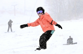 ゲレンデの感触を楽しむスノーボーダーら＝宍粟市千種町西河内