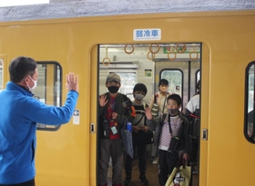 ダイヤ改正で廃止予定の便で下校する赤穂西小の児童＝ＪＲ天和駅