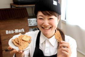「播磨灘牡蠣ラスク」がグランプリに輝いた喜多マリコさん。全て手作りしている＝相生市相生