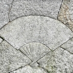 本殿石垣にある扇の飾り石＝東有年八幡神社