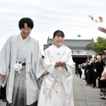 折り鶴シャワーで祝福される大塚飛人さんと里奈さん＝赤穂城跡