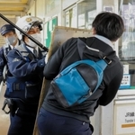 不審者役を取り押さえる相生署員＝上郡町大持
