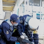 不審者役を取り押さえる相生署員＝上郡町大持