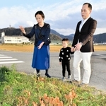 男性が転落した場所付近で状況を説明する（左から）村上文子さん、暁彦ちゃん、良機さん＝宍粟市