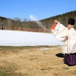 人工降雪機で降らせた雪の前でゲレンデを清める宮司＝神河町上小田