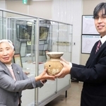 職員にはそうを手渡す中尾智香子さん＝上郡町郷土資料館