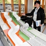 模型を用いた実験で樹木の防災・減災力などを調べる山瀬敬太郎さん＝森林林業技術センター