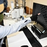 電子望遠鏡で樹木の組織を調べ、多彩な研究につなげる＝森林林業技術センター