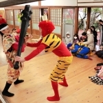 旧脇坂屋敷の部屋数を生かして観客が移動して楽しんだ寸劇「城下でエンタメ」＝たつの市龍野町中霞城