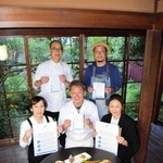 連携してコース料理を提供する吉田元幸さん（後列左）ら＝たつの市龍野町川原町（主催者提供）