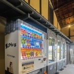 全国５カ所目の「寅さん自販機」。デザインは控えめ＝たつの市龍野町下川原