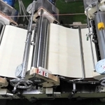 機械で薄く生地を延ばしていく＝たつの市揖西町、イトメン