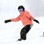 ゲレンデの感触を楽しむスノーボーダーら＝宍粟市千種町西河内