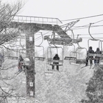 降りしきる雪でリフトのスキー客も銀世界に溶け込む＝宍粟市千種町西河内