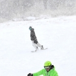 ゲレンデの感触を楽しむスキーヤーやスノーボーダー＝宍粟市千種町西河内