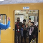 ダイヤ改正で廃止予定の便で下校する赤穂西小の児童＝ＪＲ天和駅