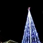 乗降客の歓迎と防犯を兼ねて飾られたイルミネーション＝ＪＲ三日月駅