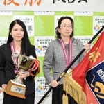 全国学校給食甲子園で優勝した山崎学校給食センターの世良光さん（右）と安原風花さん＝宍粟市役所