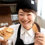 「播磨灘牡蠣ラスク」がグランプリに輝いた喜多マリコさん。全て手作りしている＝相生市相生