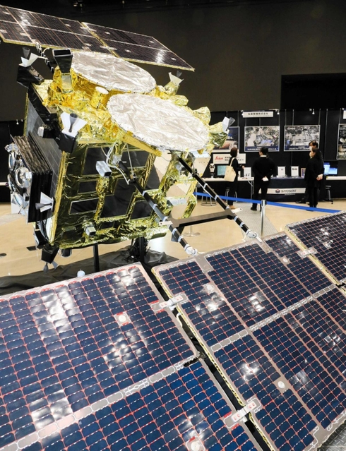 昨年１１月にアクリエひめじで展示された小惑星探査機「はやぶさ２」の実物大模型＝姫路市神屋町