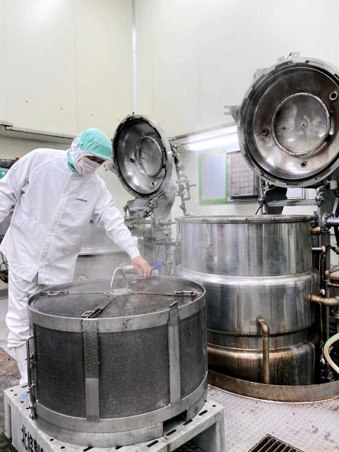 １１０年のあんづくりの歴史を受け継ぐ北條製餡の生産設備＝太子町矢田部