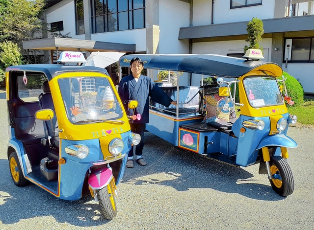 観光客が周遊に利用できるトゥクちゃん（手前）と送迎用のトゥク君＝桃井ミュージアム