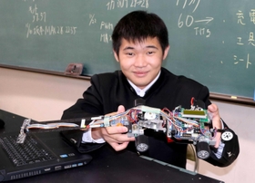 愛車のマイコンカーで全国大会に出場する井口浩登さん＝相生産業高校