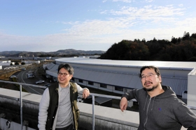 スプリング８の蓄積リングを背に、空を見上げる上杉健太朗さん（右）と上椙真之さん＝佐用町光都１