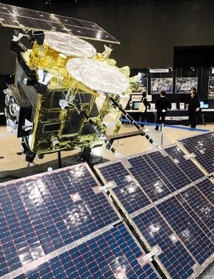 昨年１１月にアクリエひめじで展示された小惑星探査機「はやぶさ２」の実物大模型＝姫路市神屋町