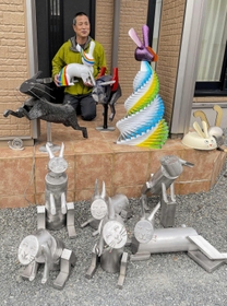 金属を加工してウサギのオブジェを作り続ける繁治廣光さん＝たつの市新宮町北村