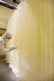 細く、白く輝くそうめんを箸でより分ける作業＝宍粟市一宮町西深