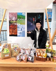 隅田川マルシェで宍粟の特産品を販売する西田奈々さん。反応は上々だったという＝２０２２年１１月２０日、東京都内（西田さん提供）