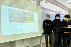 「百年の豊穣」のＰＲ策を発表する姫路独協大の学生たち＝姫路市上大野７