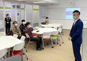 大学生に商品化の思いを語る北條宏明専務（右）＝姫路独協大