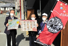 本部を設ける空き店舗前でバルイベントをＰＲする真田忠敏・龍野みらい舎代表（左）ら＝たつの市龍野町下川原