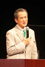 政治経済の動向を語る春川正明さん＝相生市相生６